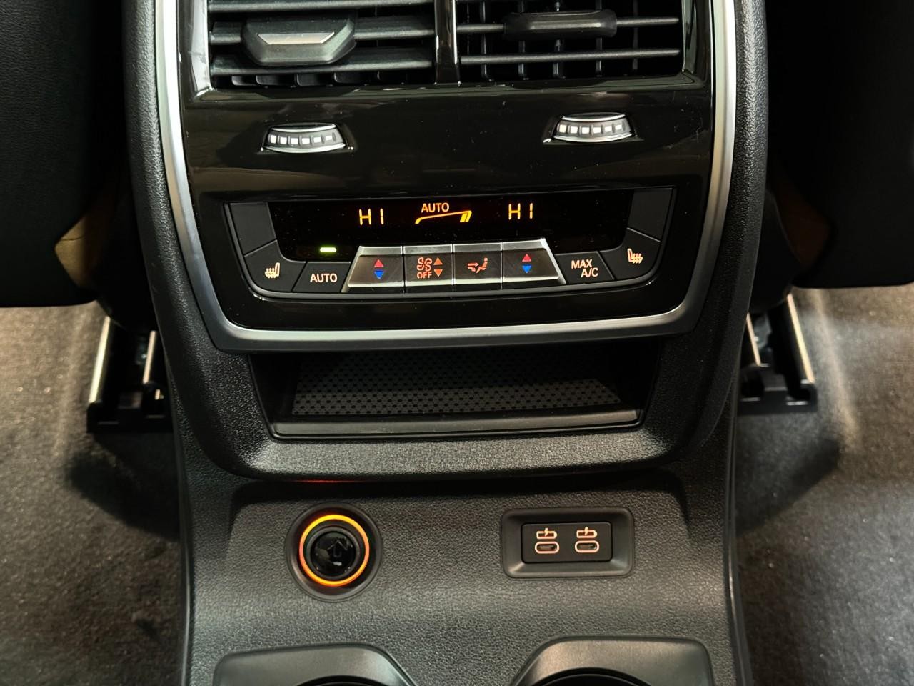 BMW X7 Vehicle Full-screen Gallery Image 13