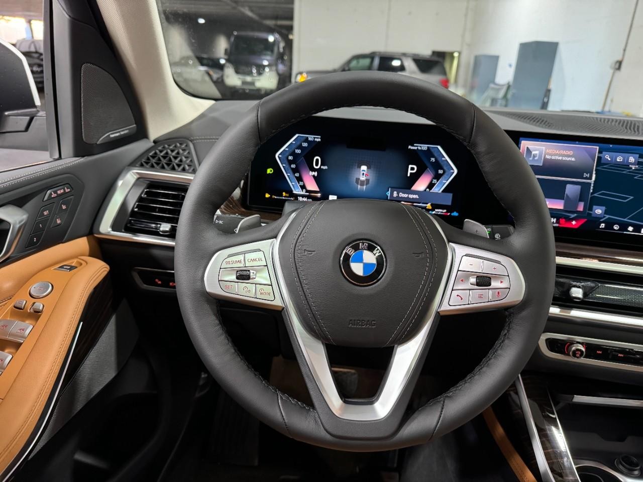 BMW X7 Vehicle Full-screen Gallery Image 16