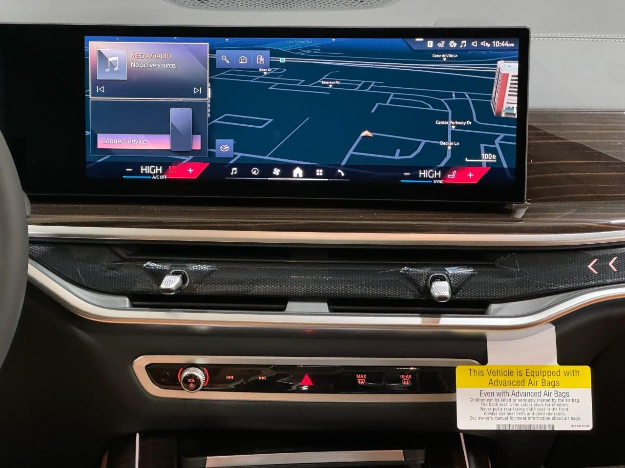 BMW X7 Vehicle Full-screen Gallery Image 17