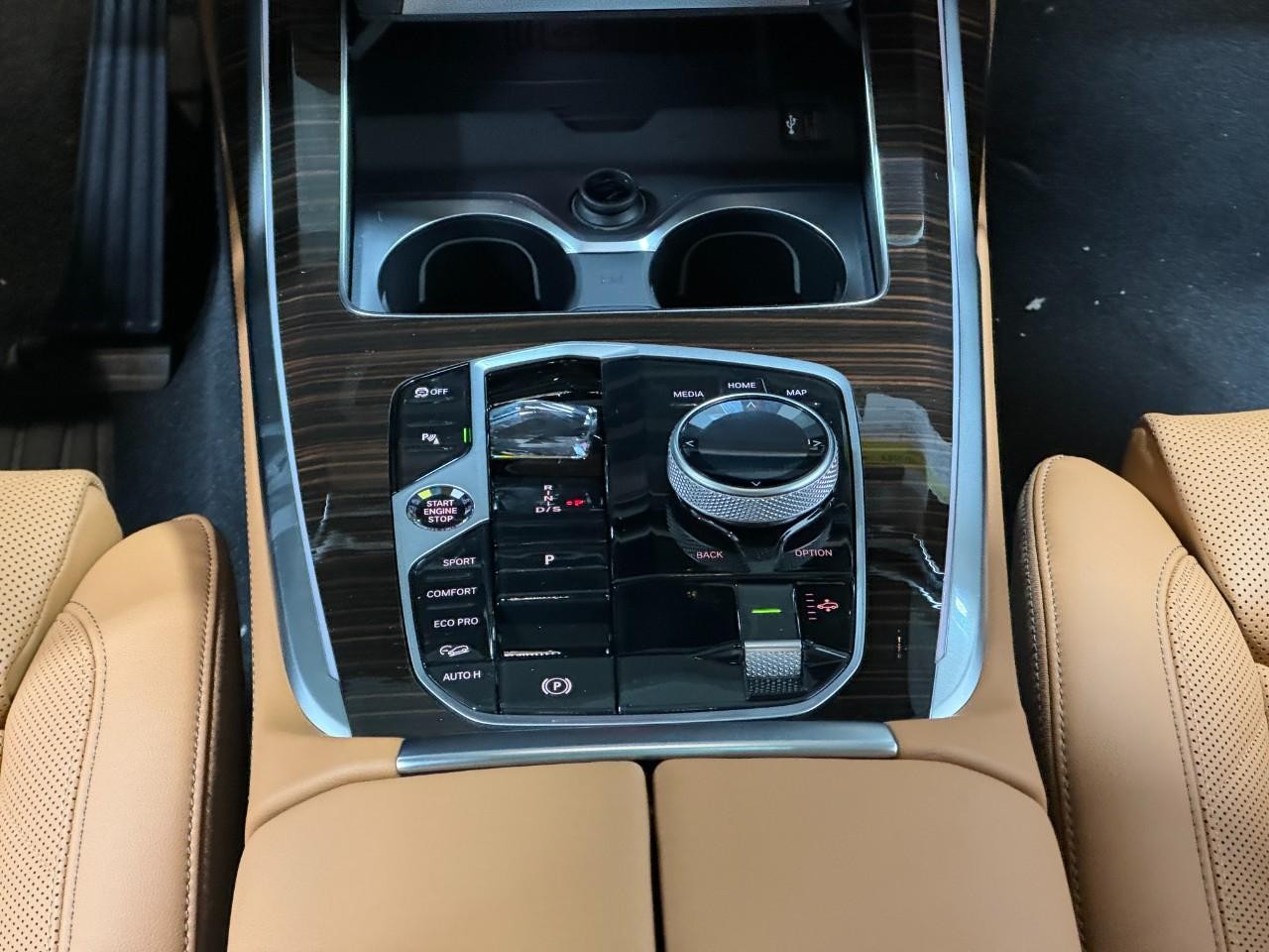 BMW X7 Vehicle Full-screen Gallery Image 18