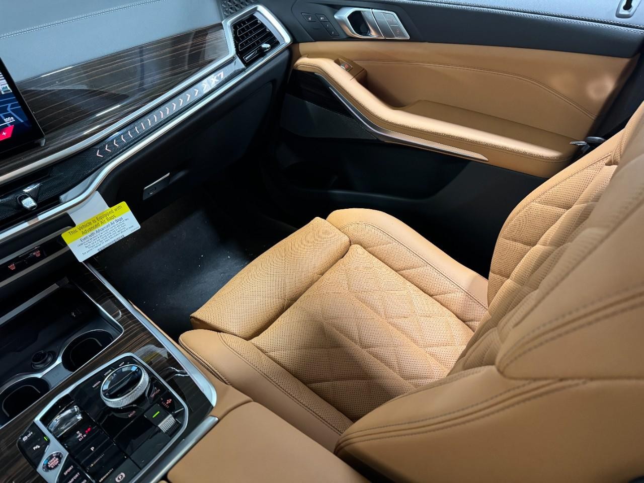 BMW X7 Vehicle Full-screen Gallery Image 19