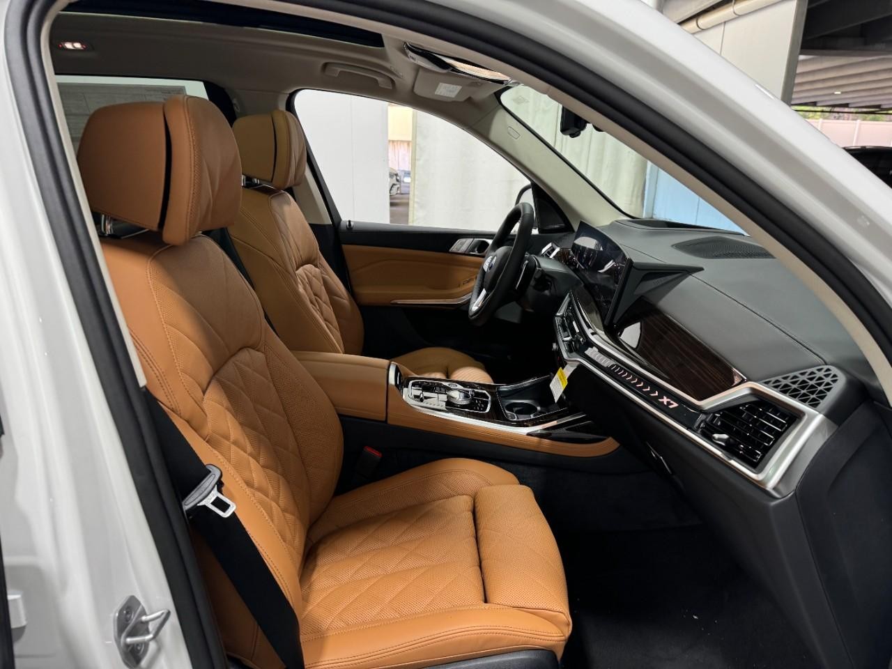 BMW X7 Vehicle Full-screen Gallery Image 20