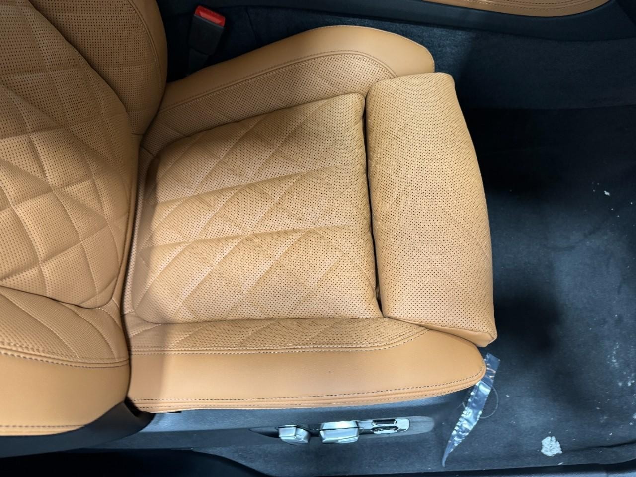 BMW X7 Vehicle Full-screen Gallery Image 21