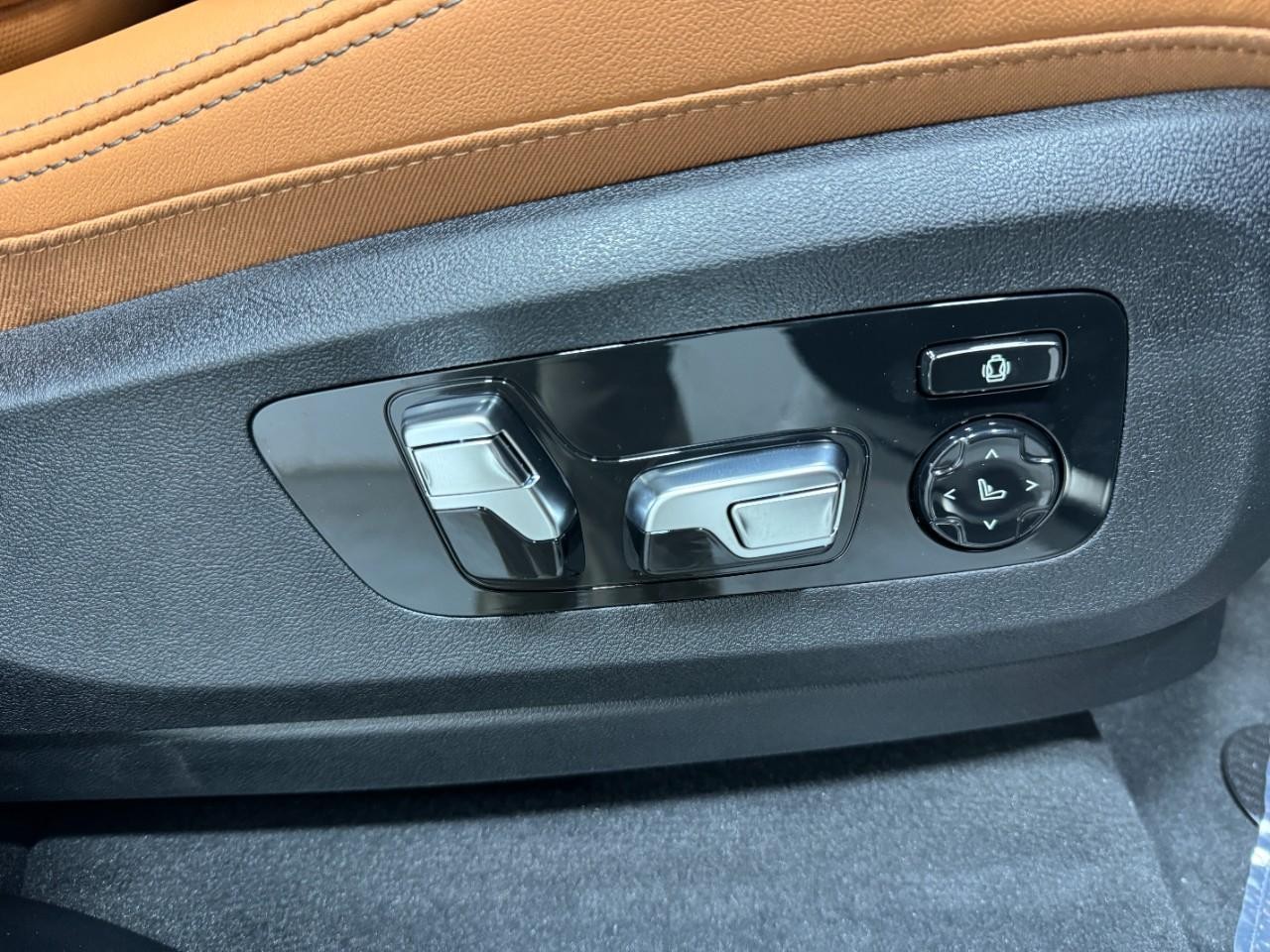 BMW X7 Vehicle Full-screen Gallery Image 22