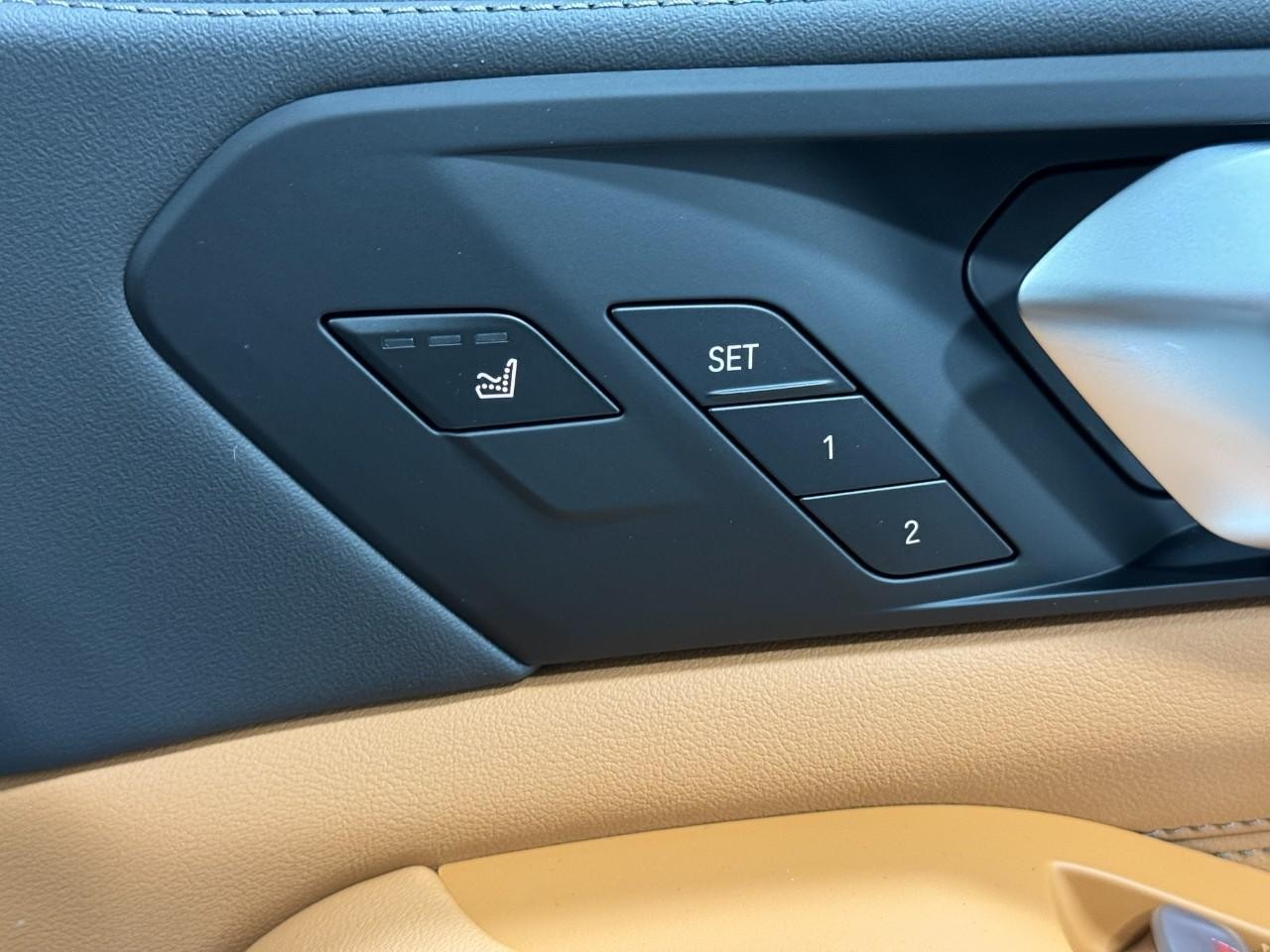 BMW X7 Vehicle Full-screen Gallery Image 23