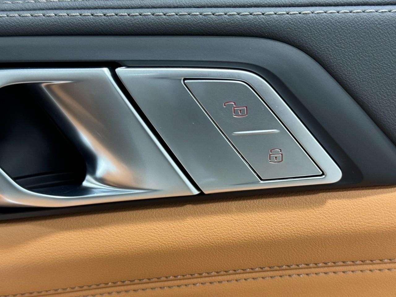 BMW X7 Vehicle Full-screen Gallery Image 24