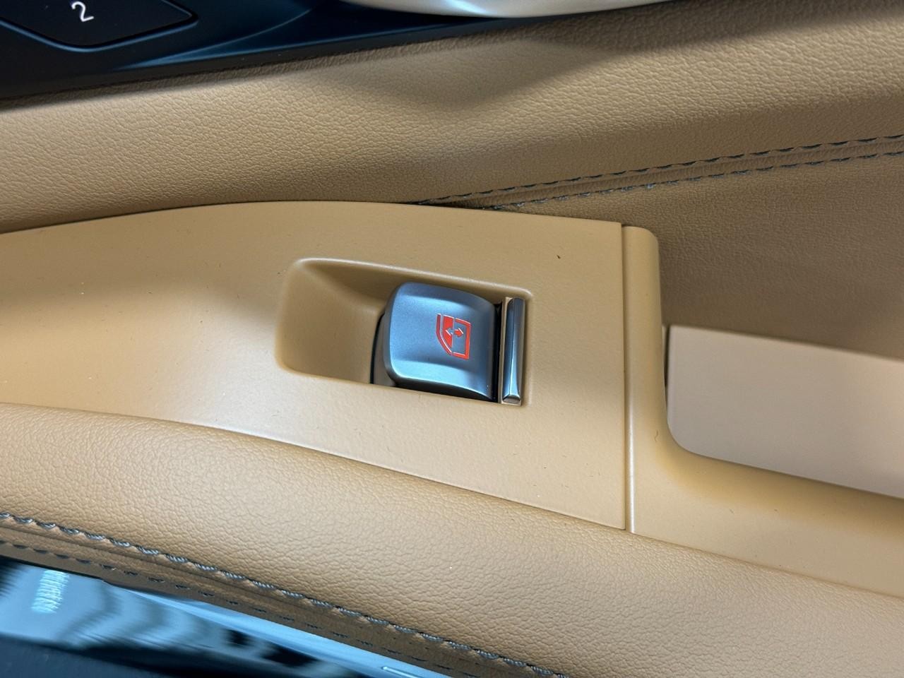 BMW X7 Vehicle Full-screen Gallery Image 25