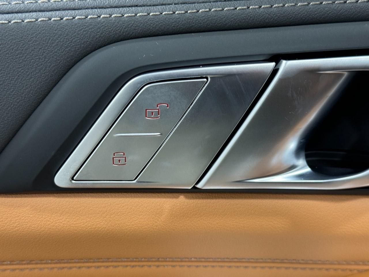 BMW X7 Vehicle Full-screen Gallery Image 28