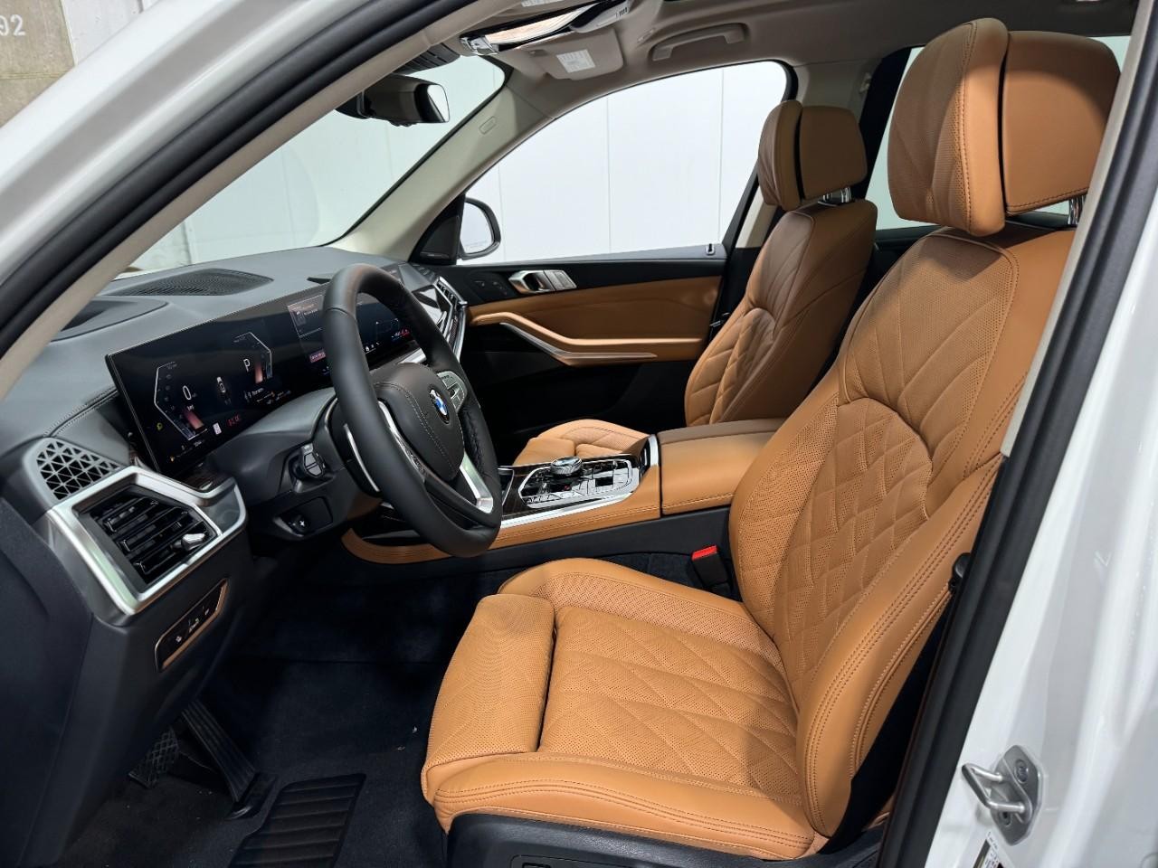 BMW X7 Vehicle Full-screen Gallery Image 30