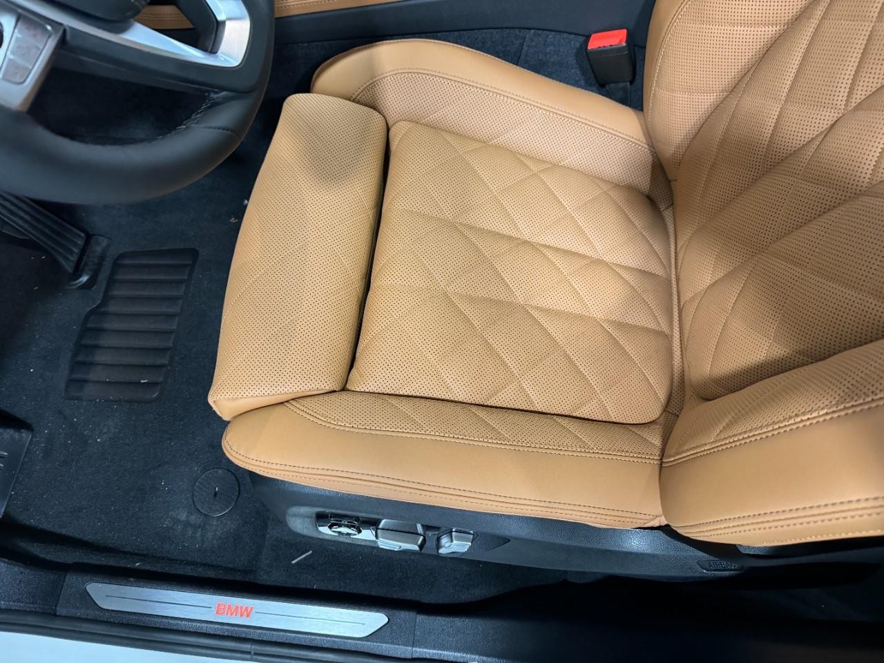 BMW X7 Vehicle Full-screen Gallery Image 31