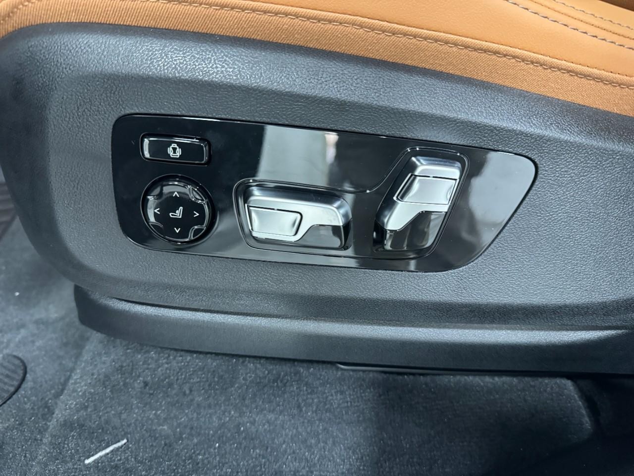 BMW X7 Vehicle Full-screen Gallery Image 32