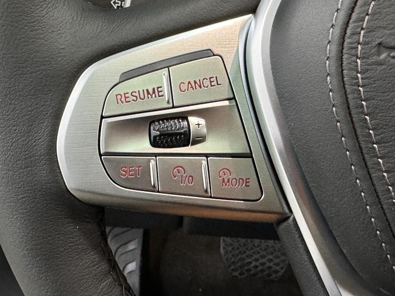 BMW X7 Vehicle Full-screen Gallery Image 34