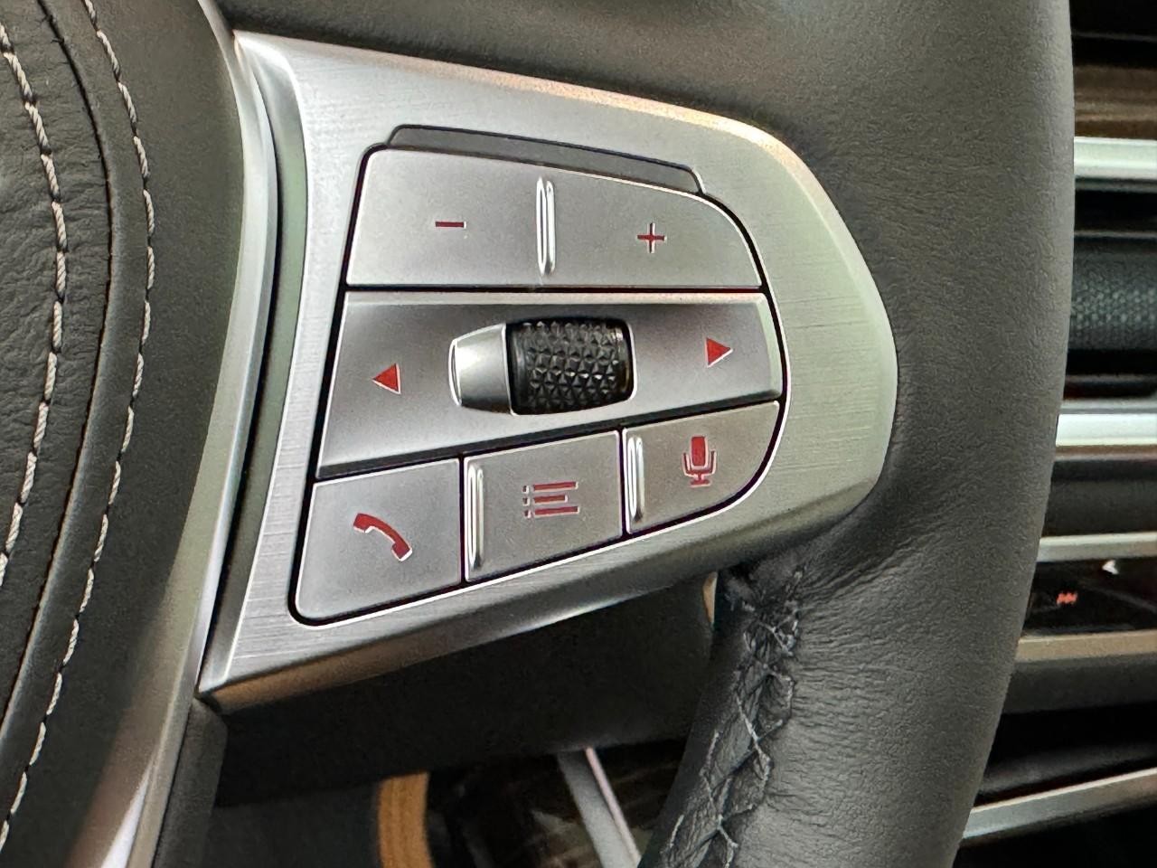 BMW X7 Vehicle Full-screen Gallery Image 35