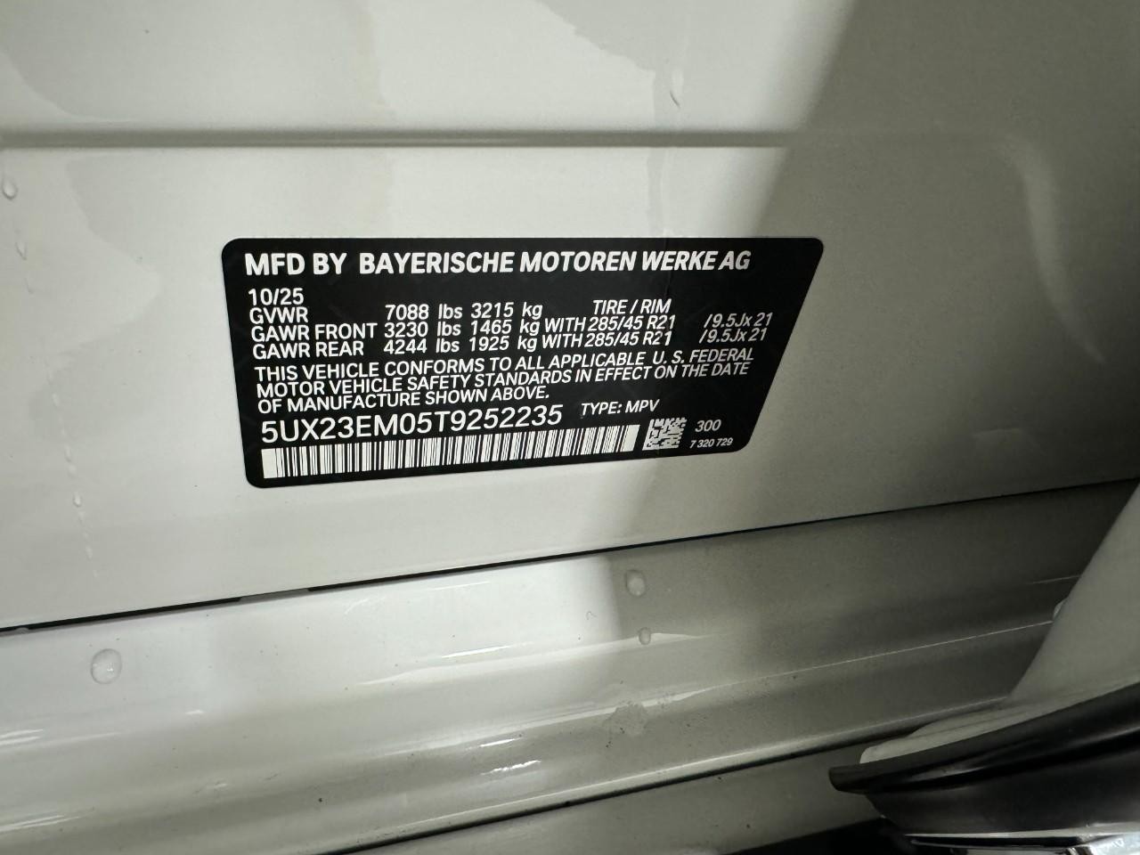 BMW X7 Vehicle Full-screen Gallery Image 38