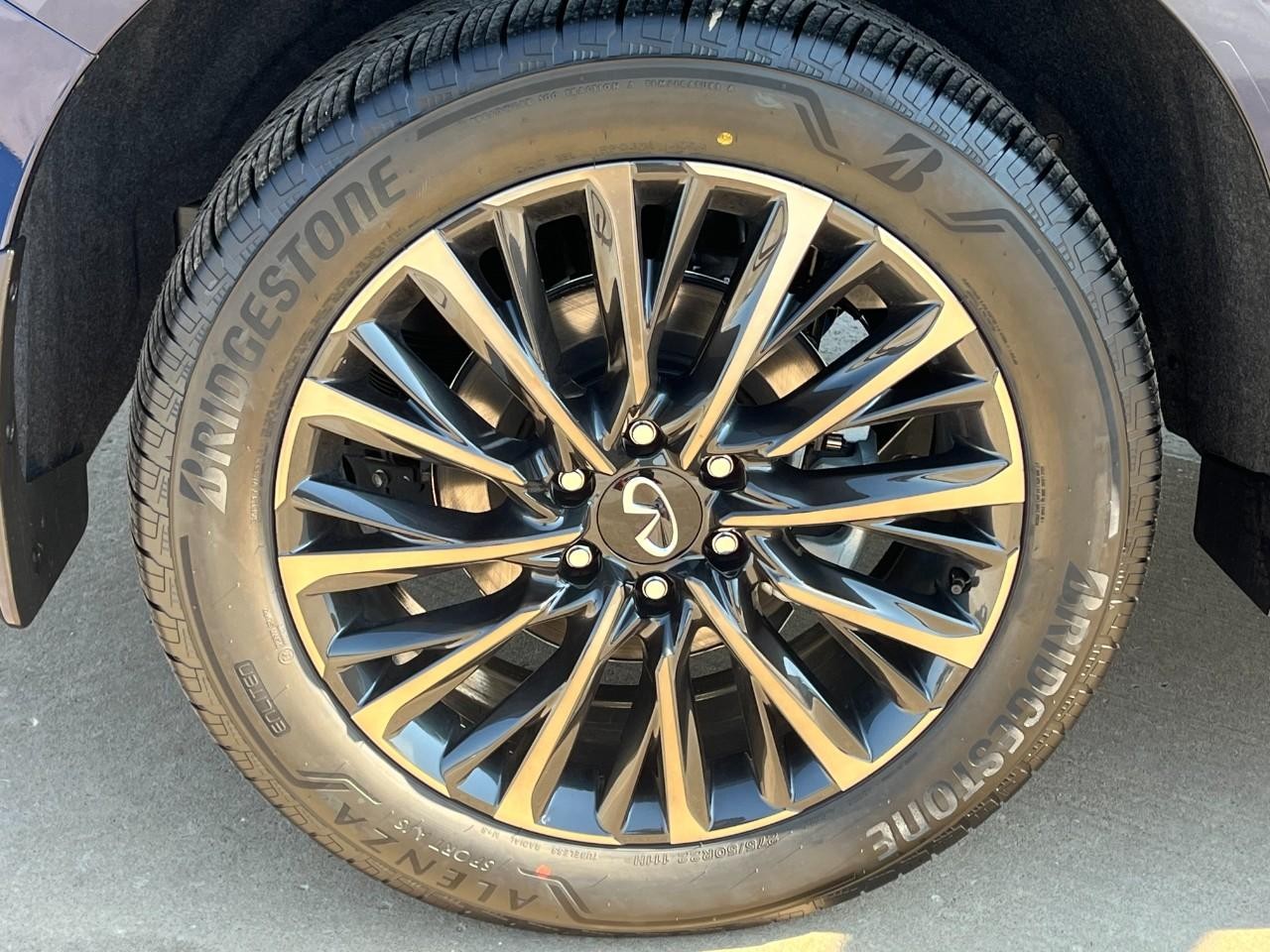 INFINITI QX80 Vehicle Full-screen Gallery Image 5