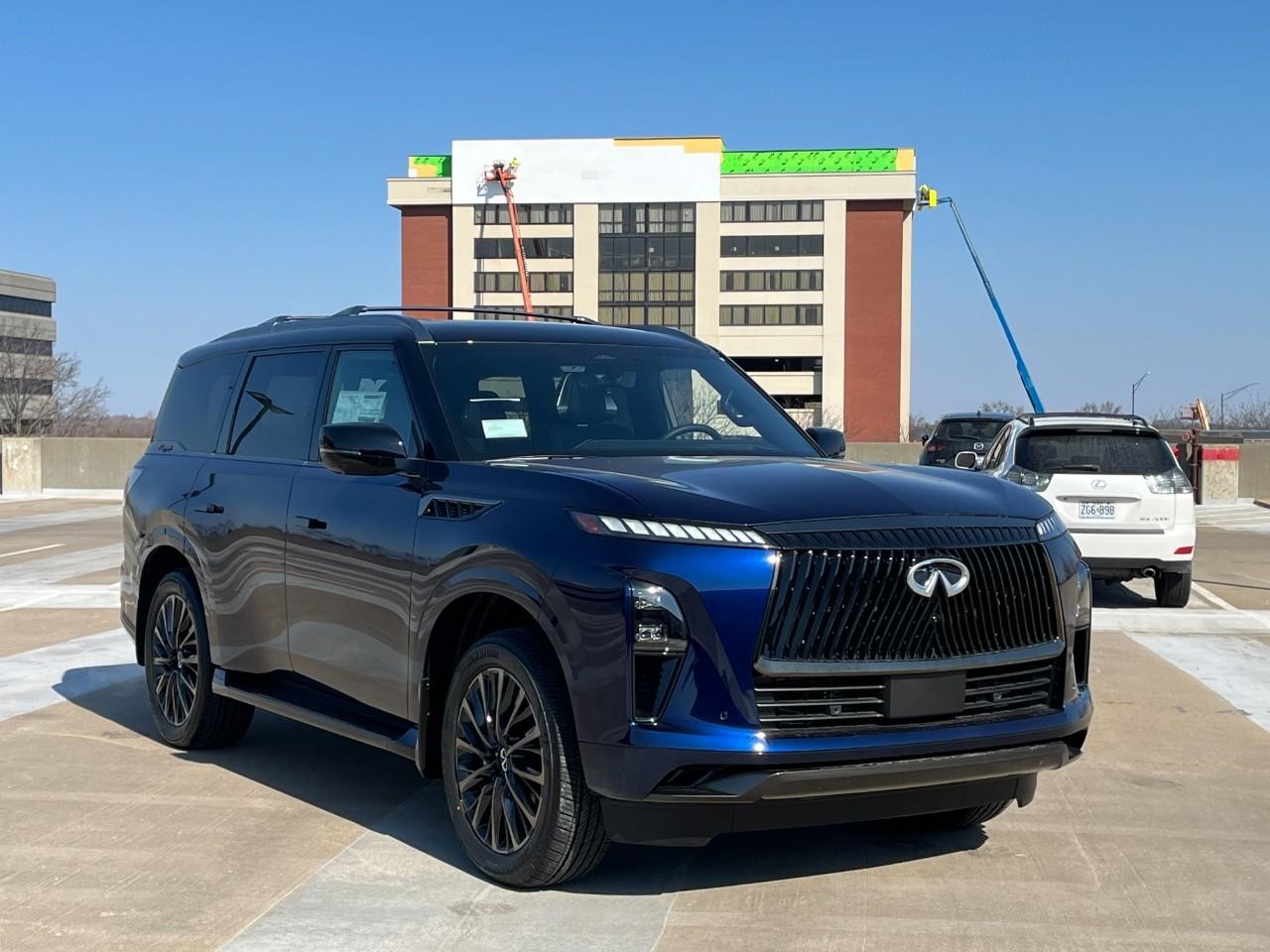 INFINITI QX80 Vehicle Full-screen Gallery Image 6