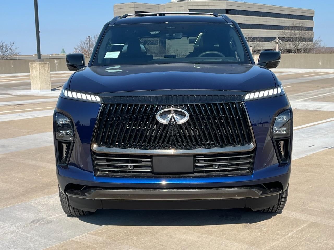 INFINITI QX80 Vehicle Full-screen Gallery Image 7