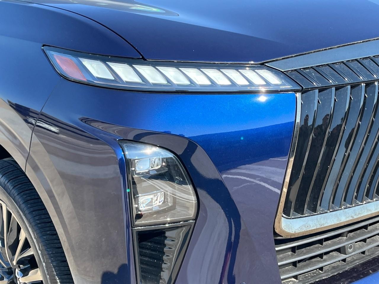 INFINITI QX80 Vehicle Full-screen Gallery Image 8