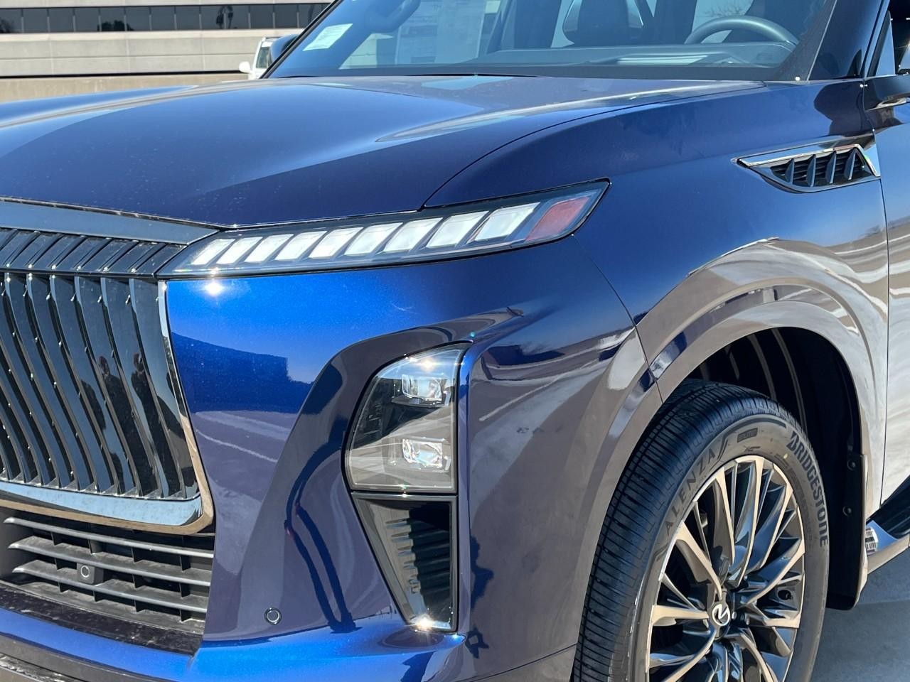 INFINITI QX80 Vehicle Full-screen Gallery Image 9