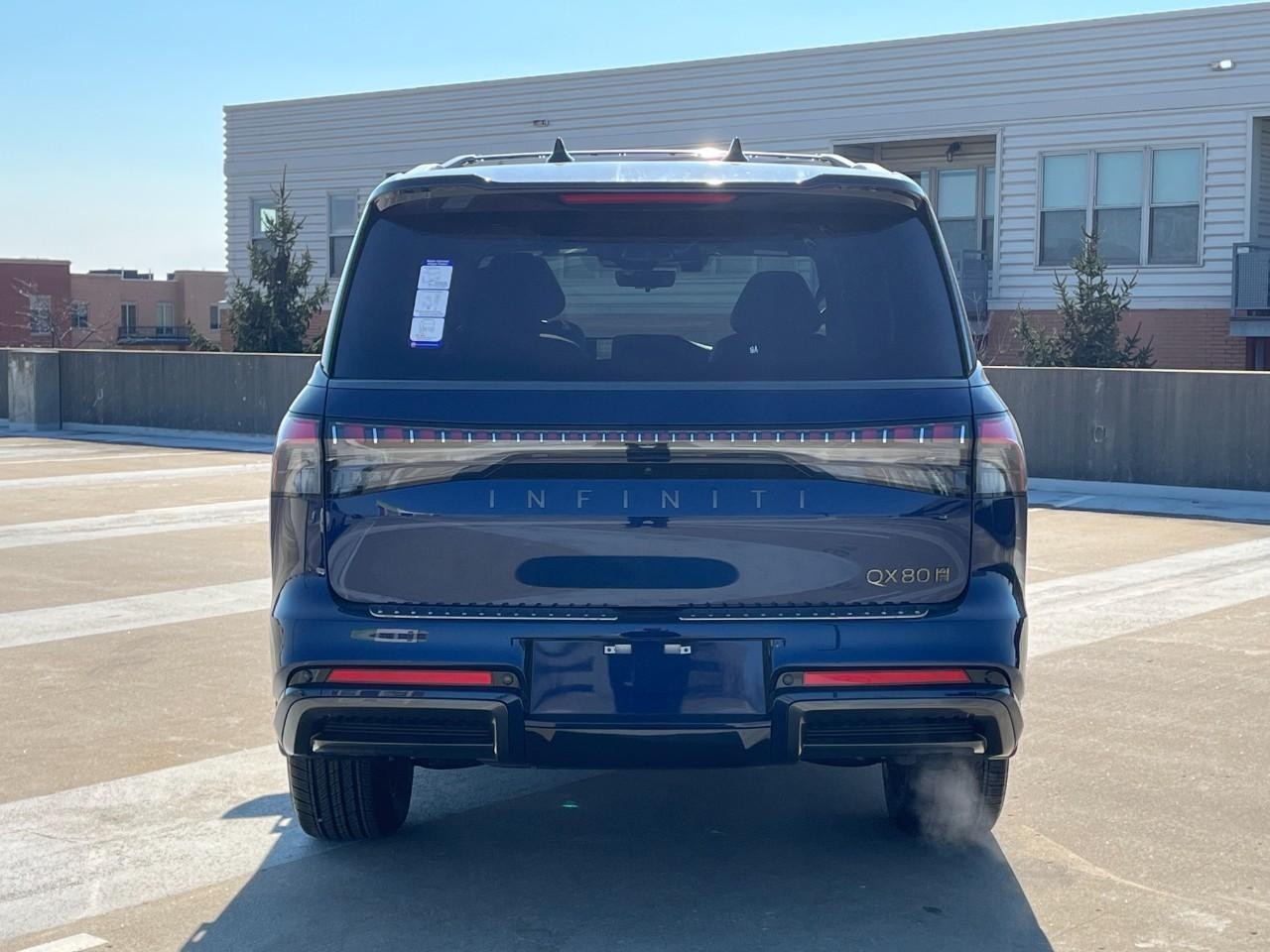 INFINITI QX80 Vehicle Full-screen Gallery Image 10