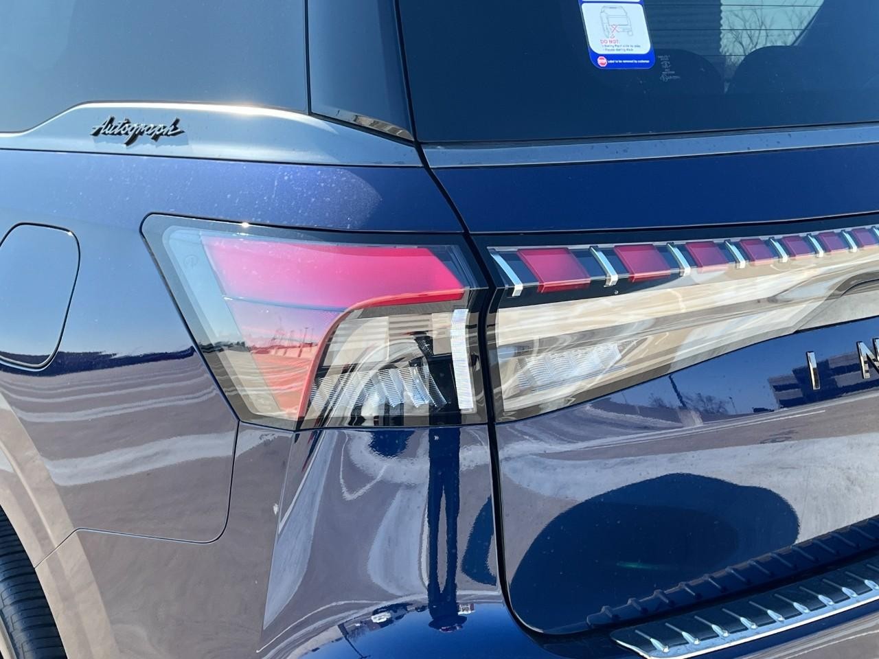 INFINITI QX80 Vehicle Full-screen Gallery Image 11