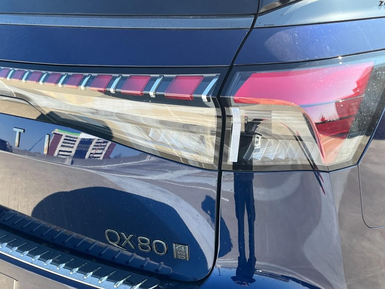 INFINITI QX80 Vehicle Full-screen Gallery Image 12