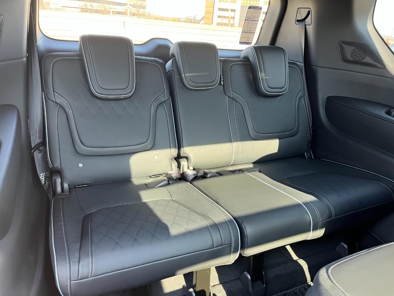 INFINITI QX80 Vehicle Full-screen Gallery Image 13