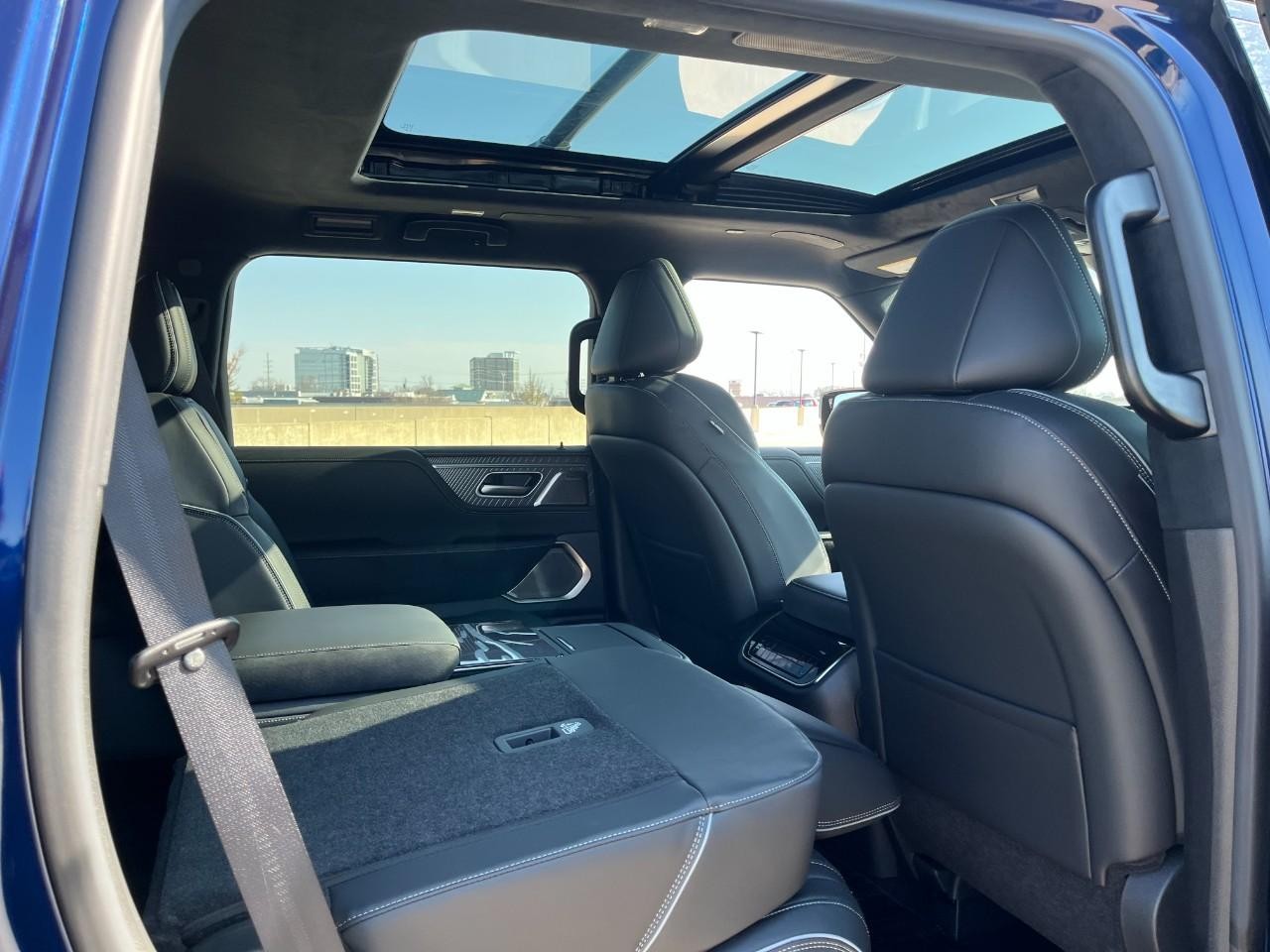 INFINITI QX80 Vehicle Full-screen Gallery Image 14