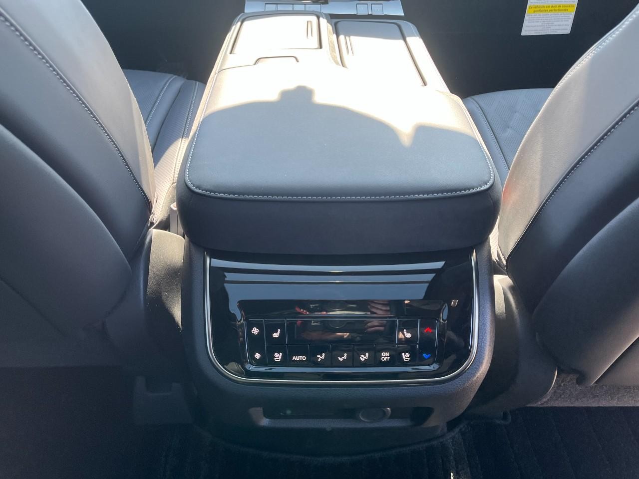 INFINITI QX80 Vehicle Full-screen Gallery Image 19