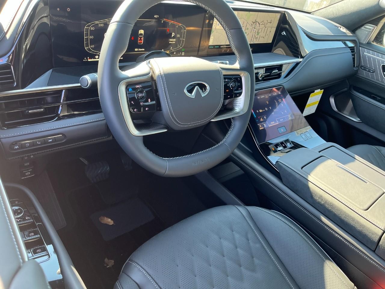 INFINITI QX80 Vehicle Full-screen Gallery Image 21