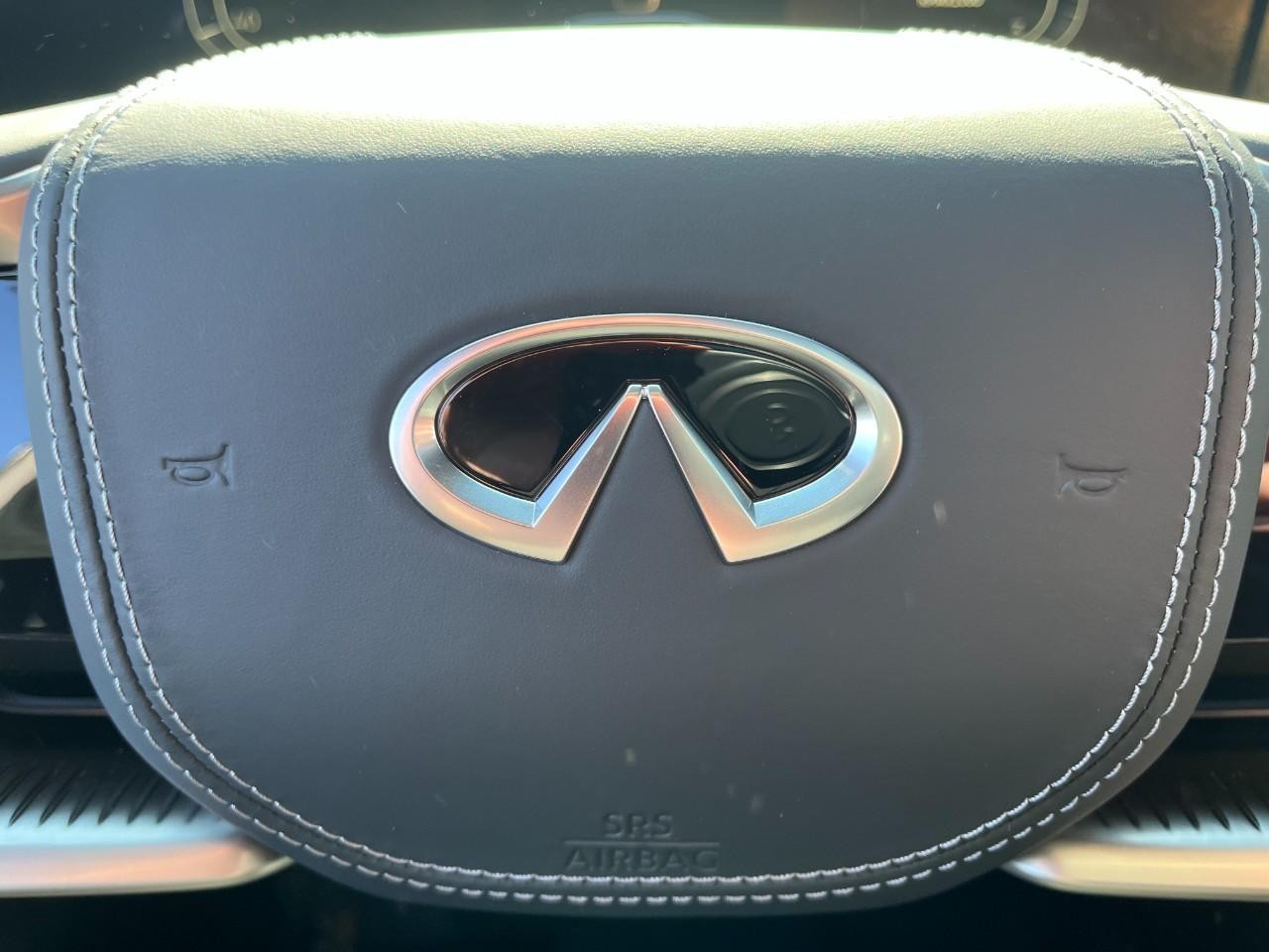 INFINITI QX80 Vehicle Full-screen Gallery Image 23