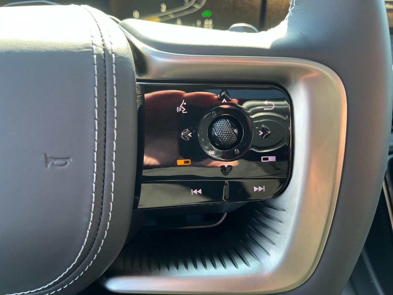 INFINITI QX80 Vehicle Full-screen Gallery Image 24