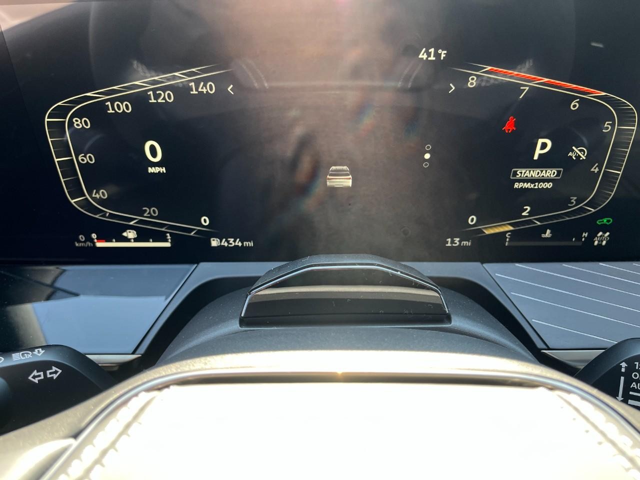 INFINITI QX80 Vehicle Full-screen Gallery Image 25