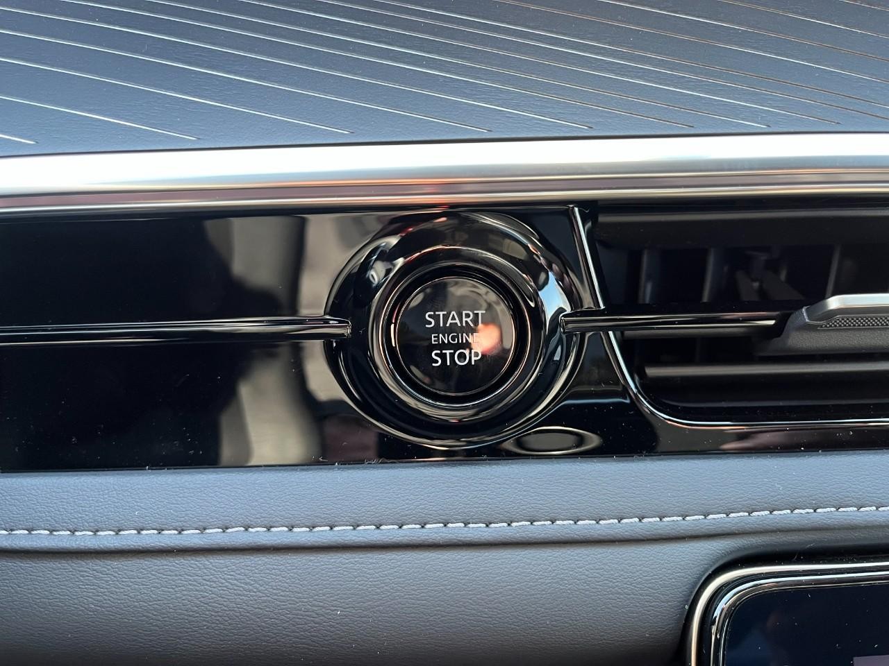 INFINITI QX80 Vehicle Full-screen Gallery Image 29