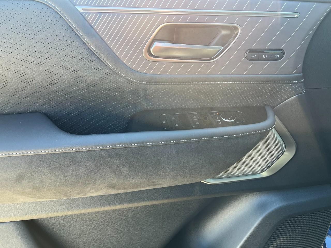 INFINITI QX80 Vehicle Full-screen Gallery Image 30