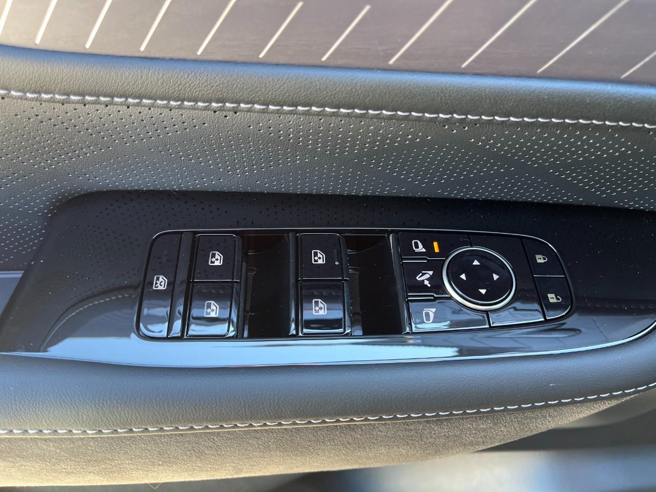 INFINITI QX80 Vehicle Full-screen Gallery Image 32