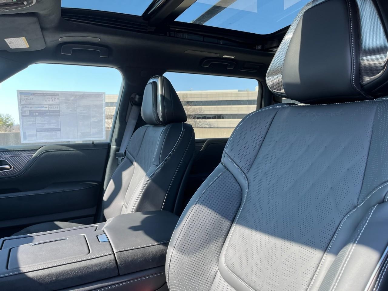 INFINITI QX80 Vehicle Full-screen Gallery Image 35