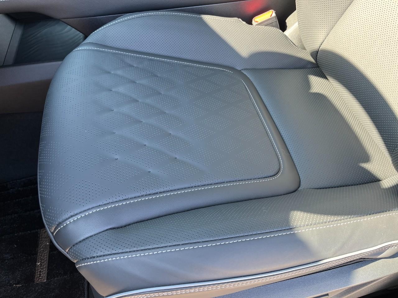 INFINITI QX80 Vehicle Full-screen Gallery Image 36