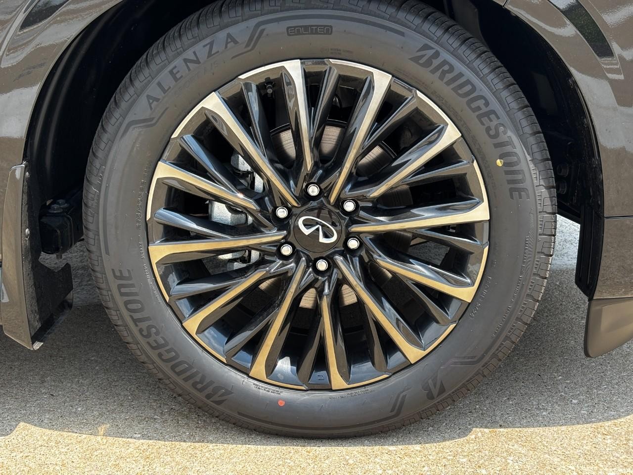 INFINITI QX80 Vehicle Full-screen Gallery Image 5