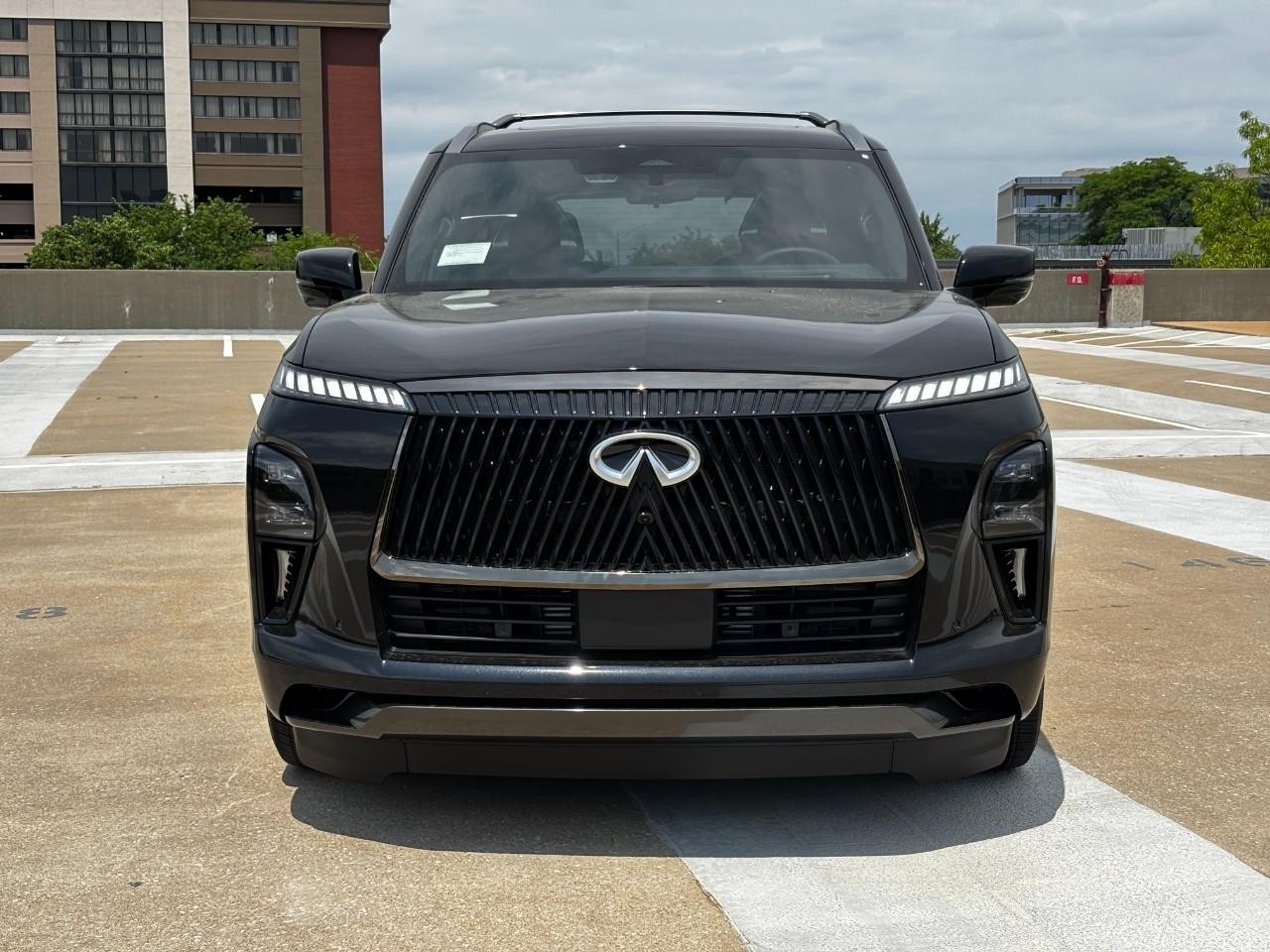 INFINITI QX80 Vehicle Full-screen Gallery Image 7