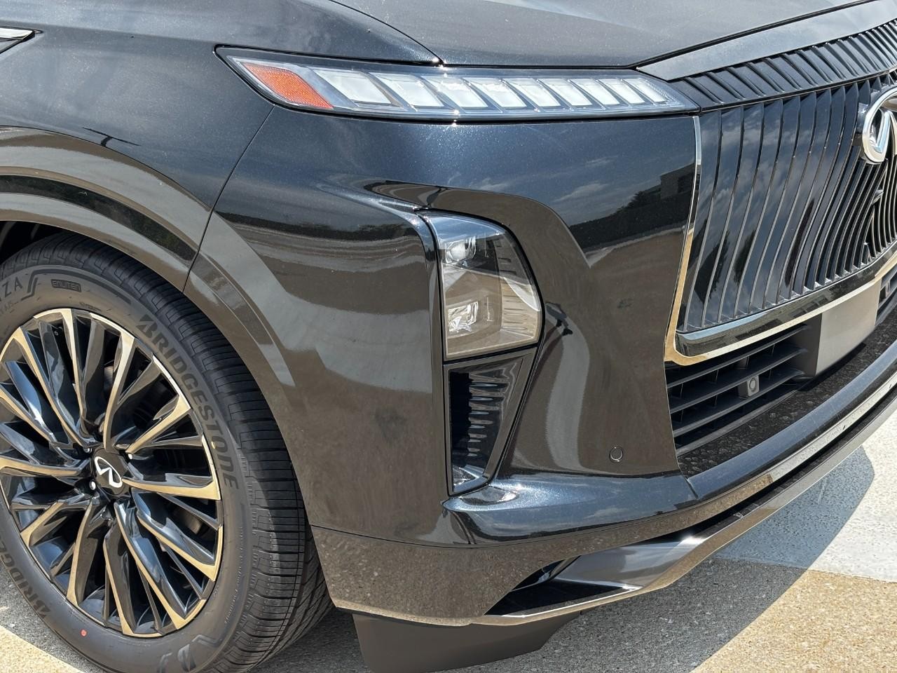 INFINITI QX80 Vehicle Full-screen Gallery Image 8