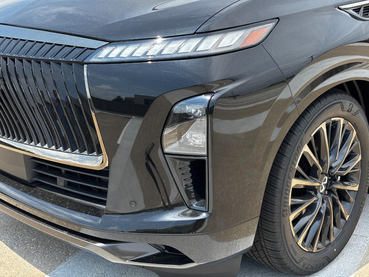 INFINITI QX80 Vehicle Full-screen Gallery Image 9