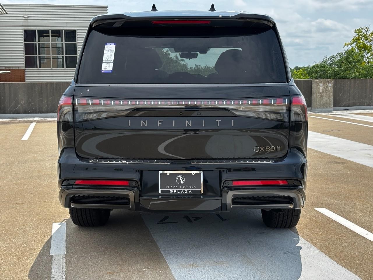 INFINITI QX80 Vehicle Full-screen Gallery Image 10