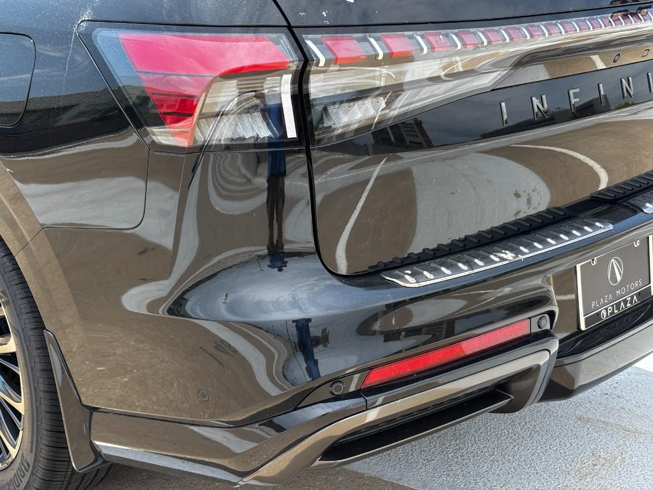 INFINITI QX80 Vehicle Full-screen Gallery Image 11