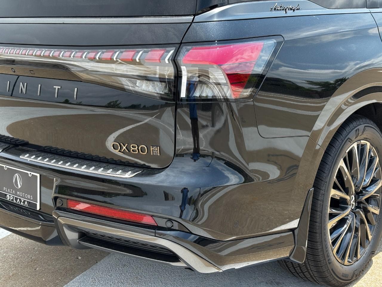 INFINITI QX80 Vehicle Full-screen Gallery Image 12