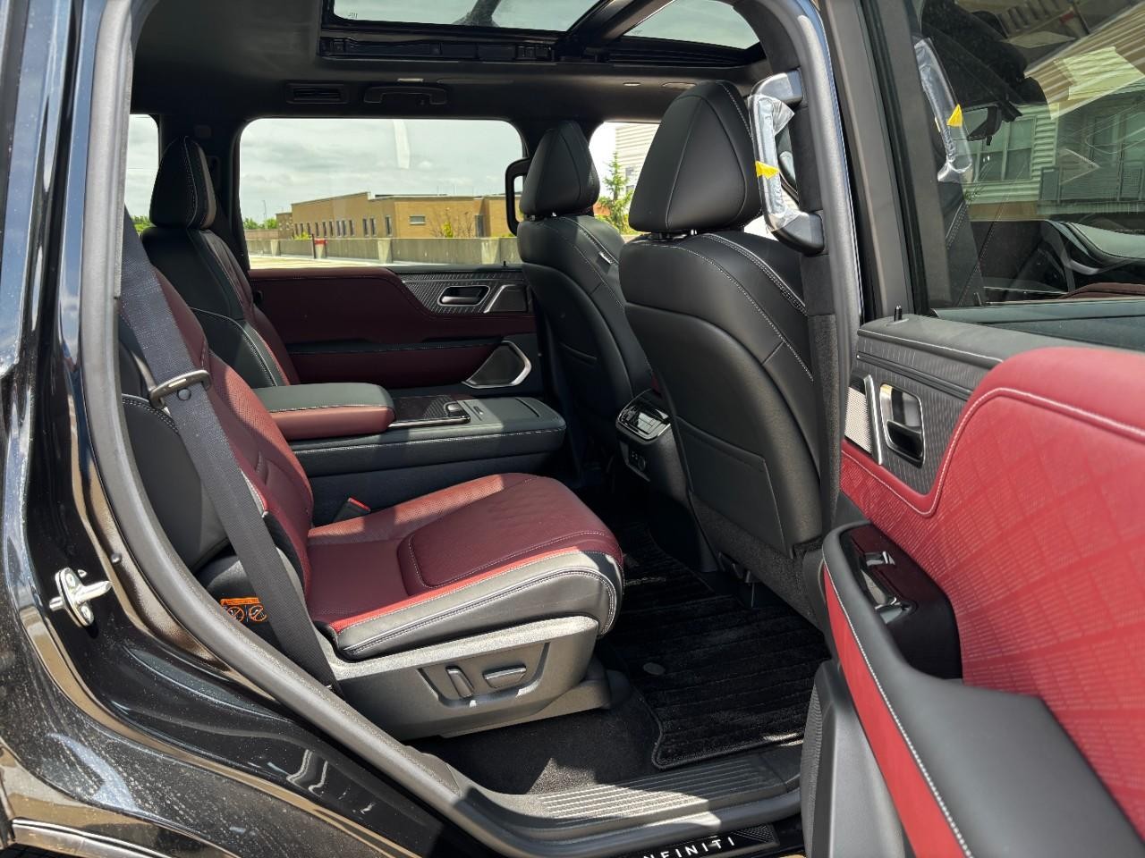 INFINITI QX80 Vehicle Full-screen Gallery Image 13