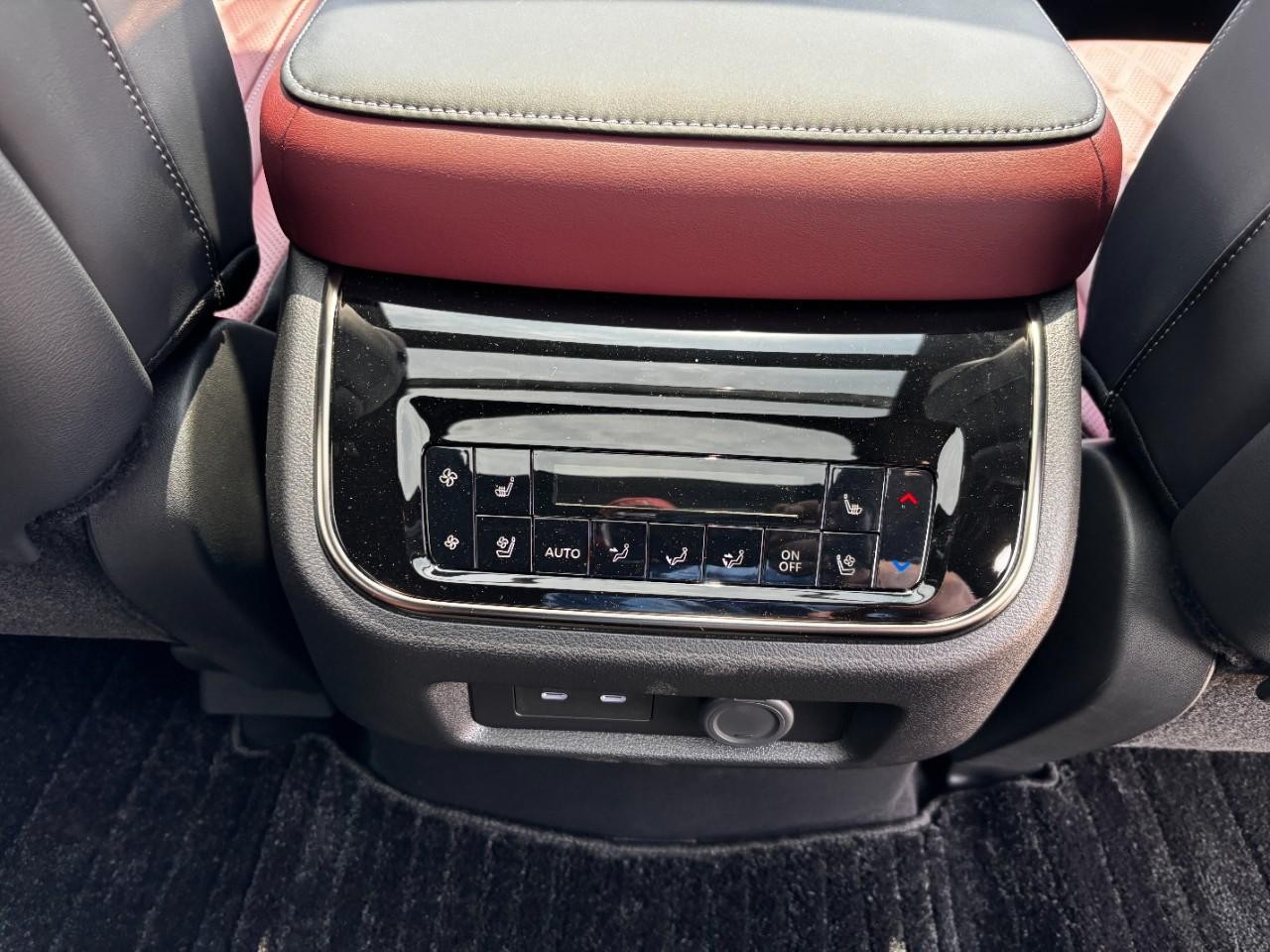 INFINITI QX80 Vehicle Full-screen Gallery Image 18