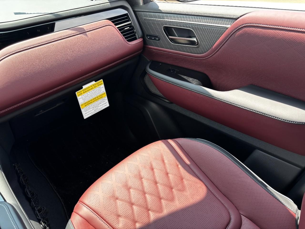 INFINITI QX80 Vehicle Full-screen Gallery Image 19