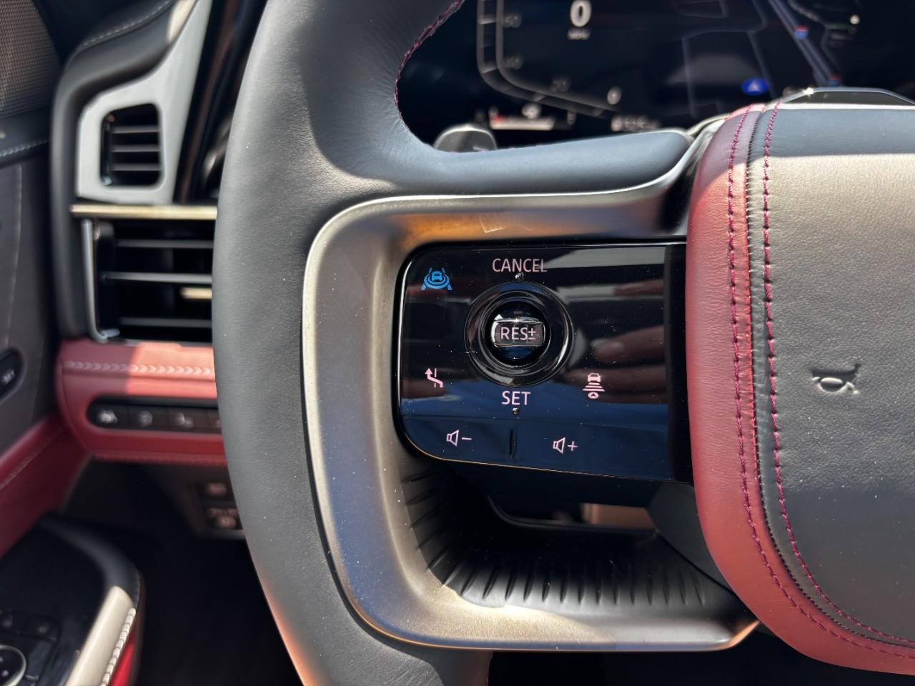 INFINITI QX80 Vehicle Full-screen Gallery Image 22