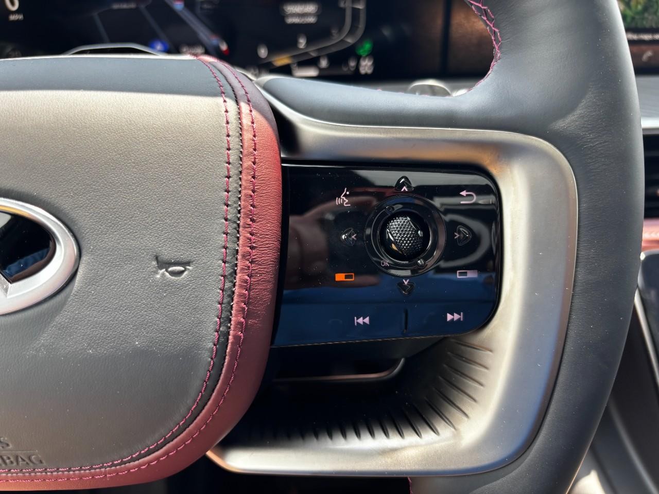 INFINITI QX80 Vehicle Full-screen Gallery Image 24